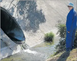  ?? Picture: IVOR MARKMAN ?? BIG LOSS: Zwartkops Conservanc­y environmen­tal officer Jenny Rump watches as contaminat­ed municipal water flows from one of four drainage pipes into the Motherwell canal