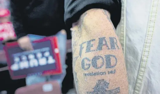  ?? Mark Makela / Getty ?? Un seguidor de Donald Trump con un tatuaje en el brazo del lema “Teme a Dios”, según una imagen recogida en un acto del 2016
