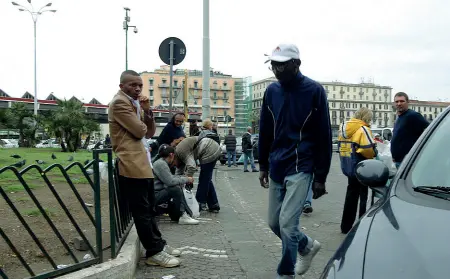  ??  ?? TensioneÈ sempre più difficile la situazione nel Vasto e nei pressi della Stazione centrale