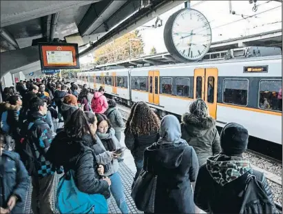  ?? MANÉ ESPINOSA ?? Pasajeros esperando el ferrocarri­l ayer en el andén de la estación de FGC de Sant Cugat