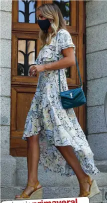  ??  ?? Look primaveral Carla lució un vestido floral con asimetría en la falda. Lo combinó con cuñas mostaza y bolso de Yves Saint Laurent.