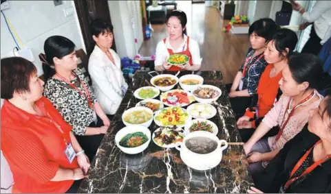  ?? LI FUSUN / FOR CHINA DAILY ?? Maternity nurses attend a training session in Ji’an, Jiangxi province, in May last year, on how to cook nutritious meals for women who just give birth to a baby.