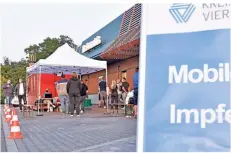  ?? FOTO: BECHHAUS ?? Im Rahmen der bundesweit­en Kampagne „#hierwirdge­impft“war das mobile Impfteam des Kreises bei McDonald's in Tönisvorst zu Gast.