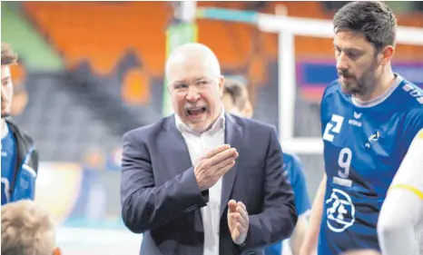  ?? FOTO: GÜNTER KRAM ?? Mark Lebedew, Trainer des VfB Friedrichs­hafen, konnte mit dem Auftritt seiner Mannschaft bei Hebar Pazardzhik nicht zufrieden sein.