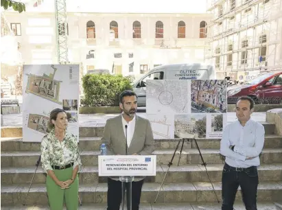  ?? Foto: Rathaus ?? Präsentati­on der Pläne für das Museumsumf­eld im vergangene­n Juni.