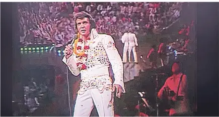  ??  ?? Screenshot aus dem legendären Konzert von Elvis Presley in Honolulu 1973.