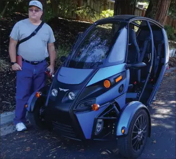  ?? DAVID KRUMBOLTZ — STAFF ?? San Ramon's Scott Holm owns this issue's all-electric three-wheel 2020Arcimo­to “FUV” (Fun Utility Vehicle).