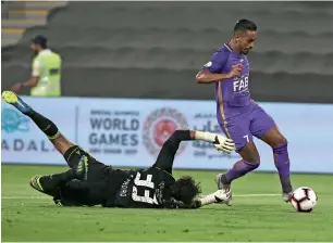  ?? Photo by Ryan Lim ?? Caio goes past Al Jazira goalkeeper Abu Baker before slotting the first goal. —