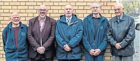  ?? ?? SCARS members with Pete Frost, director of the World of Glass, second left, at the position of the Blue Plaque which commemorat­es Henry Berry, surveyor and builder of the Sankey Canal, the first canal of the industrial age in England. Pictured from left are: Ian Hornby, Pete Frost, Dr Barrie Pennington, Colin Greenall and Neil Forshaw.