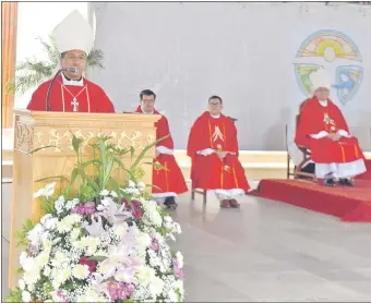  ??  ?? Monseñor Miguel Ángel Cabello, obispo de Concepción y Amambay, presidió ayer la misa del tercer día del novenario de la Virgen.