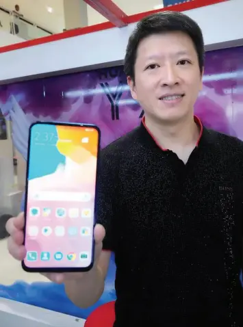  ??  ?? HUAWEI regional business head Pedro Chen with their latest Y9 Prime mobile phone