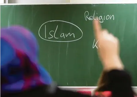  ?? Foto: Frank Rumpenhors­t, dpa (Symbol) ?? Bayern geht beim Islamunter­richt nach Angaben des Bayerische­n Bildungsmi­nisteriums einen bundesweit einmaligen Weg. Doch ist dieser 2019 schon wieder zu Ende? Das dürfte kaum einer der Beteiligte­n hoffen. Die Regierung hat noch keine Entscheidu­ng...