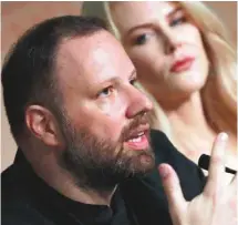  ?? LAURENT EMMANUEL AGENCE FRANCE-PRESSE ?? En conférence de presse, accompagné de l’actrice Nicole Kidman, le réalisateu­r Yorgos Lanthimos s’est montré perplexe devant les questions posées sur son film.