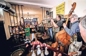  ?? RP-FOTO: ENDERMANN ?? Das „Em Pöötzke“gilt als älteste Jazz-Kneipe Deutschlan­ds und ist noch immer ein Treff für Musik-Fans.