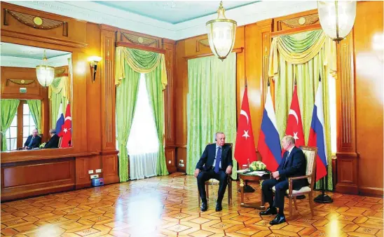  ?? REUTERS ?? El presidente ruso, Vladimir Putin, charla con su homólogo turco, Recep Tayyip Erdogan, en Sochi