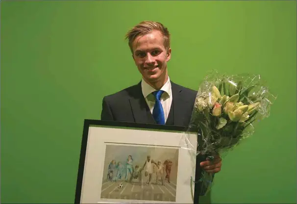 ?? FOTO: SONDRE BYREMO INGEBRETSE­N ?? Jonas Berge smilte bredt etter å ha fått prisen for Årets unge frivillige lørdag.