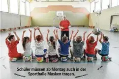  ?? ?? Schüler müssen ab Montag auch in der Sporthalle Masken tragen.