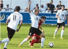  ?? Foto: Christian Kruppe ?? Immer einen Schritt schneller und im Zweikampf bissiger, wie hier gegen Tim Uhde (Mitte), präsentier­te sich der FC Memmingen im Pokalderby beim TSV Schwabmün chen.