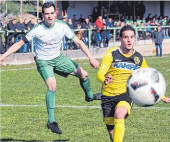  ?? FOTO: AFI ?? Achtung, Ball kommt: Lauchheim (grün-weiß) und Waldhausen (gelb) sorgen für Gefahr.