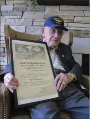  ?? JOHN SEEWER — THE ASSOCIATED PRESS ?? World War II veteran Bob Barger poses with his Naval flight school certificat­e in Toledo. Barger is set to graduate from the University of Toledo after a review of his transcript­s showed he completed enough classes in the late 1940s for a two-year...