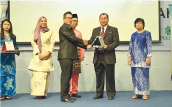  ??  ?? Abang Jamali (second right) presents the Best Sahabat PTPTN award to a representa­tive of the state Education Department.