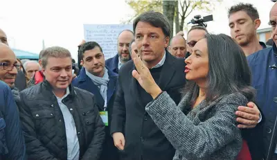  ??  ?? Il tour in treno Matteo Renzi, 42 anni, nella stazione di Calderara, vicino a Bologna, con la sindaca Irene Priolo, 43 anni (Ansa)