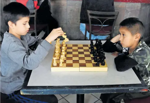  ?? /EVERARDO NAVA ?? El torneo de ajedrez de la Feria Apizaco 2023 rompió su récord al superar los 140 jugadores, provenient­es de la Ciudad de México, Puebla y municipios de Tlaxcala