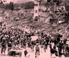  ?? AP ?? FRIULI Un'immagine che toccò il cuore di tutti: nel 1977 il Giro passò, per la 16ª tappa, fra le rovine di Gemona, distrutta l'anno prima