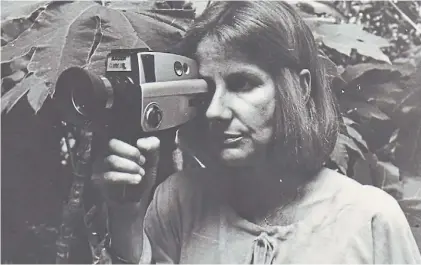  ?? ?? Acción. Un retrato emblemátic­o de juventud de Narcisa Hirsch, filmando con su cámara de Super 8.
