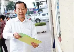  ?? HENG CHIVOAN ?? Cambodian Confederat­ion of Unions president Rong Chhun files a complaint to the Appeal Court on Wednesday.