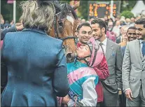  ?? FOTO: EFE ?? Reverencia El jockey italiano Dettori besa a ‘Enable’ tras la victoria en el Arco del Triunfo