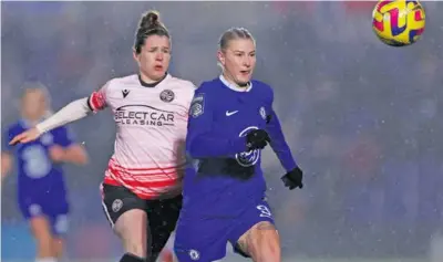  ?? ?? Bethany Englandová (v popredí) môže už čoskoro vymeniť Chelsea Londýn za klubové farby Tottenhamu.
FOTO: REUTERS