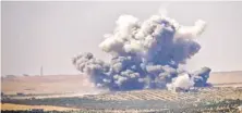  ??  ?? دخان يتصاعد إثر قصف قوات النظام لدرعا (أ ف ب)