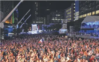  ??  ?? La Place des Festival était remplie à craquer pour le grand spectacle de mercredi. − Gracieuset­é: CMA 2019 (photo François Carl Duguay)