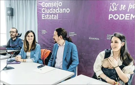  ?? DANI DUCH ?? Pablo Echenique, Ione Belarra, Pablo Iglesias e Irene Montero, con su hija pequeña, ayer en el consejo ciudadano estatal de Podemos