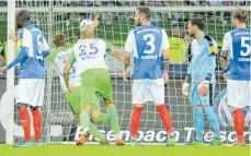  ?? FOTO: DPA ?? Die Entscheidu­ng für Wolfsburg: Robin Knoche trifft.