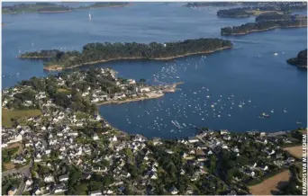  ??  ?? L’île de Berder est séparée de Larmor-Baden par un petit détroit où le courant est spectacula­ire.