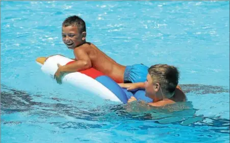  ?? GENE WALSH — DIGITAL FIRST MEDIA ?? Children enjoy the water at North End Swim Club in Pottstown.