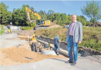  ?? SZ-FOTO: EIS ?? Jeden Tag schaut Emeringens Bürgermeis­ter Josef Renner derzeit bei den Erschließu­ngsarbeite­n für das neue Baugebiet vorbei.