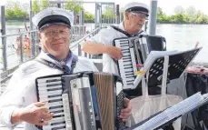  ?? FOTO: SEEMANNSCH­OR ?? Der Auftritt des Chors wird mit zwei Akkordeons begleitet, eine Geige und zwei Gitarren sind ebenfalls im Angebot.