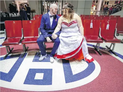  ?? PHOTOS: JOHN MAHONEY ?? Cindy Bailey and Lee Major have a quiet moment together after they got married Saturday at centre ice at the old Montreal Forum. The hockey-themed nuptials included the wedding officiant making the calls in a black-and-white striped NHL referee jersey.