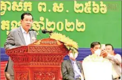  ?? SPM ?? Prime Minister Hun Sen presides over the graduation ceremony for Vanda Institute students on October 3.