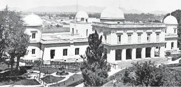  ??  ?? Desde finales del siglo XIX y hasta las primeras décadas del siglo XX, el edificio del ex Arzobispad­o, en Tacubaya fue un importante sitio para el desarrollo del estudio y la práctica astronómic­a nacional.