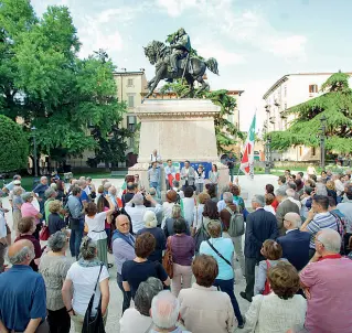  ?? (foto Angelo Sartori) ?? Piazze contrappos­te Qui sopra il sit in del Pd veronese sotto la statua di Garibaldi in piazza dell’Indipenden­za. Qui sotto, la manifestaz­ione del Movimento Cinque Stelle davanti alla prefettura di Verona