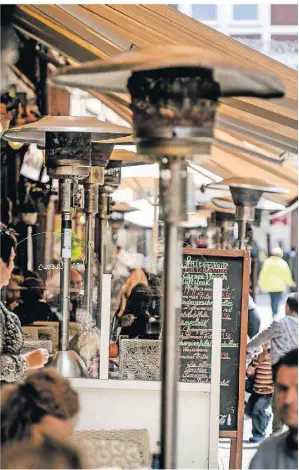  ?? FOTO: ANDREAS ENDERMANN ?? In der Altstadt stehen Gasheizstr­ahler wieder bei vielen Gastronome­n. Die geplante Förderung zur Umstellung kam nicht zustande.