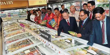  ??  ?? New outlet: Aeon chairman Datuk Iskandar Sarudin (fourth from right), Poh (third from right) and other local community leaders visiting the new outlet after its launch.