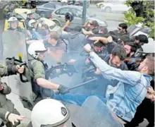  ?? /EFE ?? Estudiante­s y afiliados comunistas fueron reprimidos cuando intentabn tirar un monumento de EU