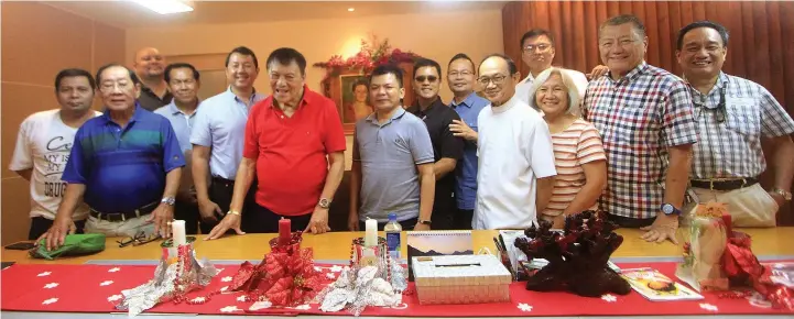  ??  ?? The FREEMAN columnists pose for a photo opportunit­y with The Freeman Vice Chairman John Vicente Gullas (3rd from left), STAR Group of Publicatio­ns President Miguel Belmonte (5th from left) and The Freeman Chairman Jose "Dodong" Gullas (6th from left).