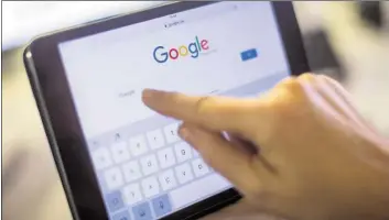  ?? DPA-BILD: SCHULZE ?? Der Google-Schriftzug erscheint auf einem iPad. Im Europaparl­ament wurde über eine umstritten­e Reform des europäisch­en Urheberrec­hts abgestimmt.