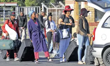  ?? PICTURE: CINDY WAXA ?? ON THEIR WAY: CPUT students, one still in her night attire, leave campus yesterday morning.